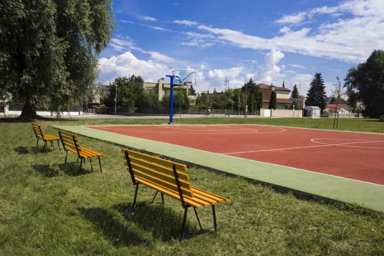 Komunitné exteriéry pre bývanie: keď multifunkčné ihrisko s EPDM granulátom dáva zmysel